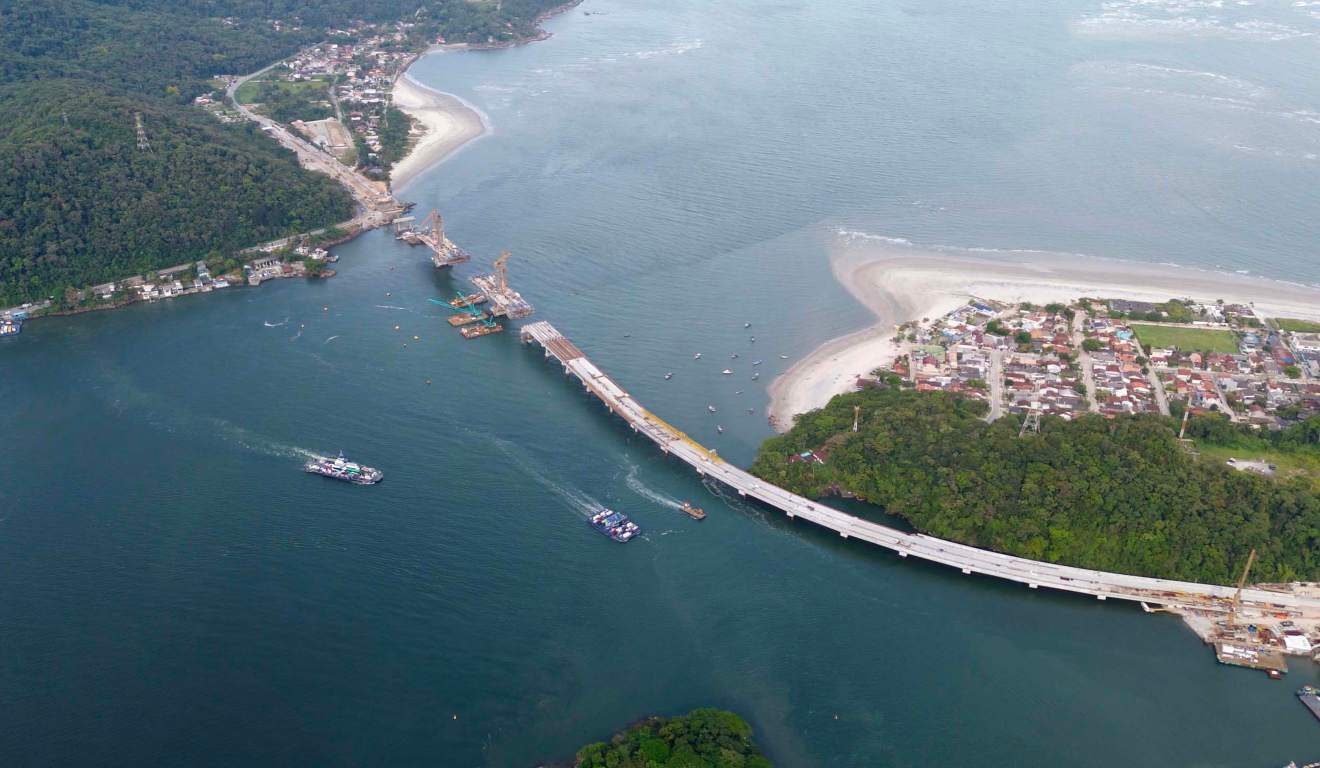 Vista aérea da construção da ponte de Guaratuba, que atingiu 80% de execução no dia 13 de novembro de 2025