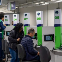 Pessoas sendo atendidas no Poupatempo Paraná