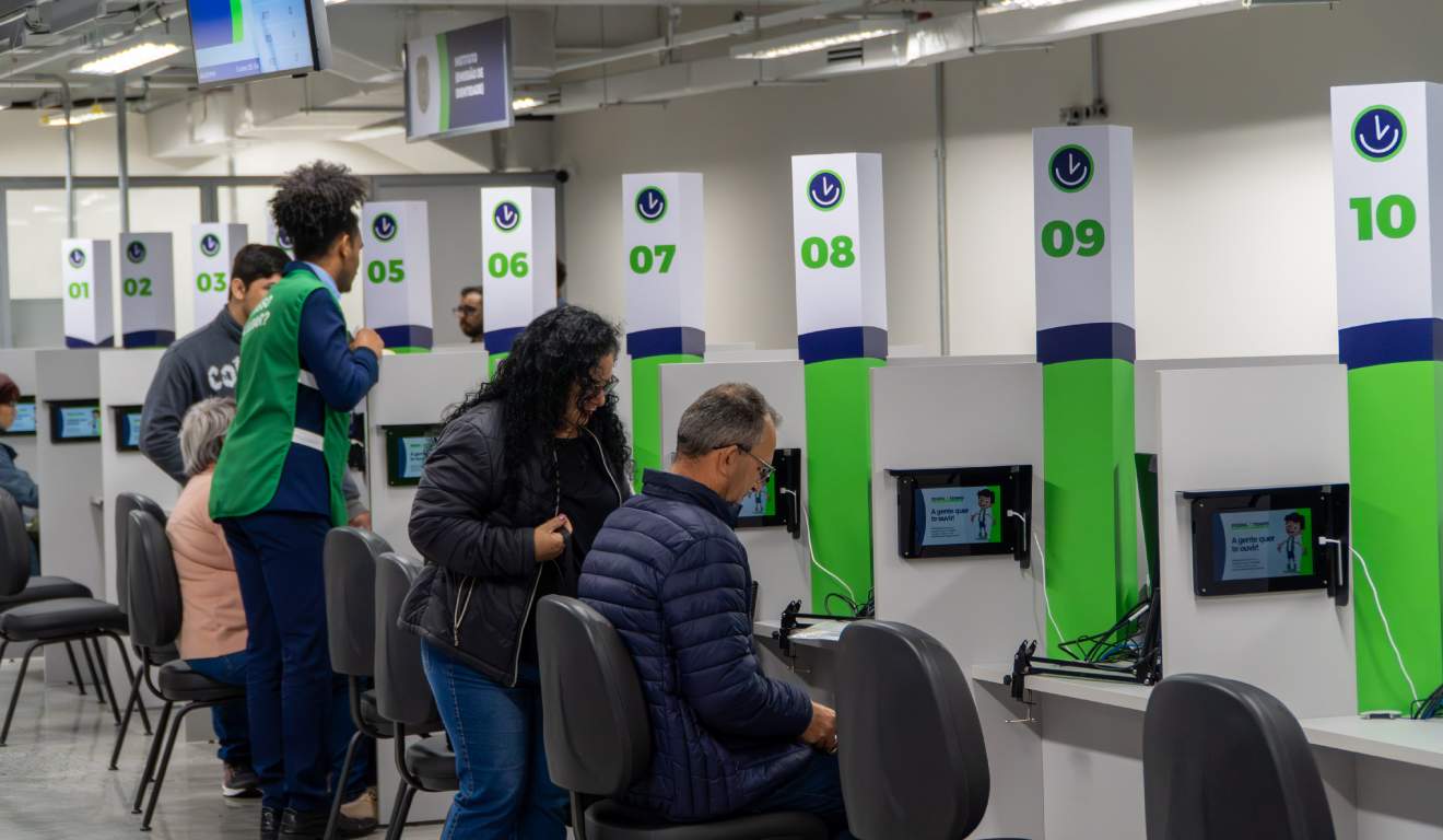 Pessoas sendo atendidas no Poupatempo Paraná