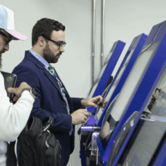 Pessoas utilizando tótens do Poupatempo Paraná, que teve nova unidade inaugurada em Maringá.