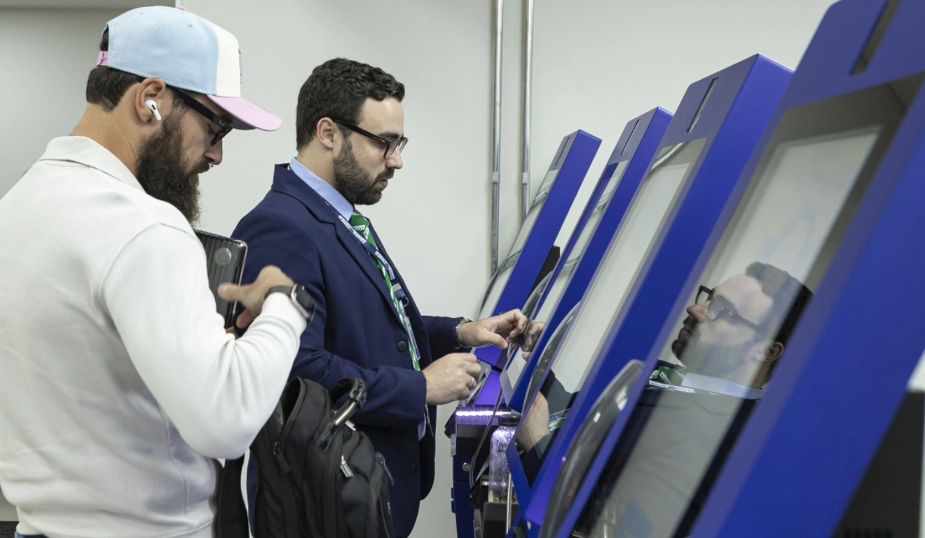 Pessoas utilizando tótens do Poupatempo Paraná, que teve nova unidade inaugurada em Maringá.