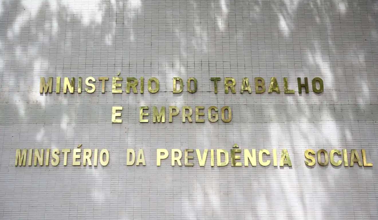 foto da fachada do prédio do ministério do trabalho e emprego e ministério da previdência social