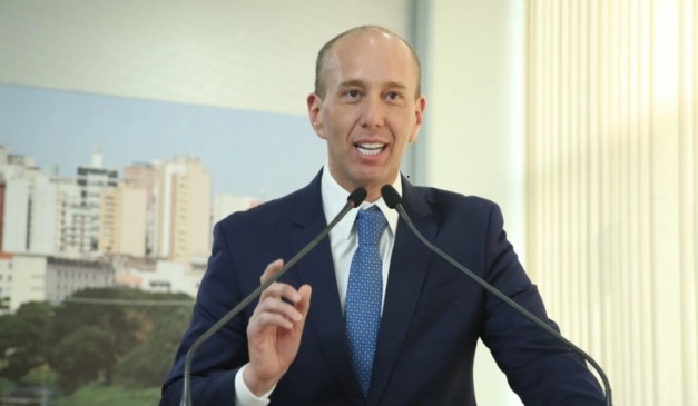 Rodrigo Manga discursando