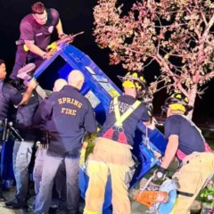 Equipe de resgate tentando tirar homem da caixa.