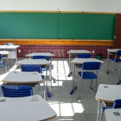 Sala de aula com carteiras