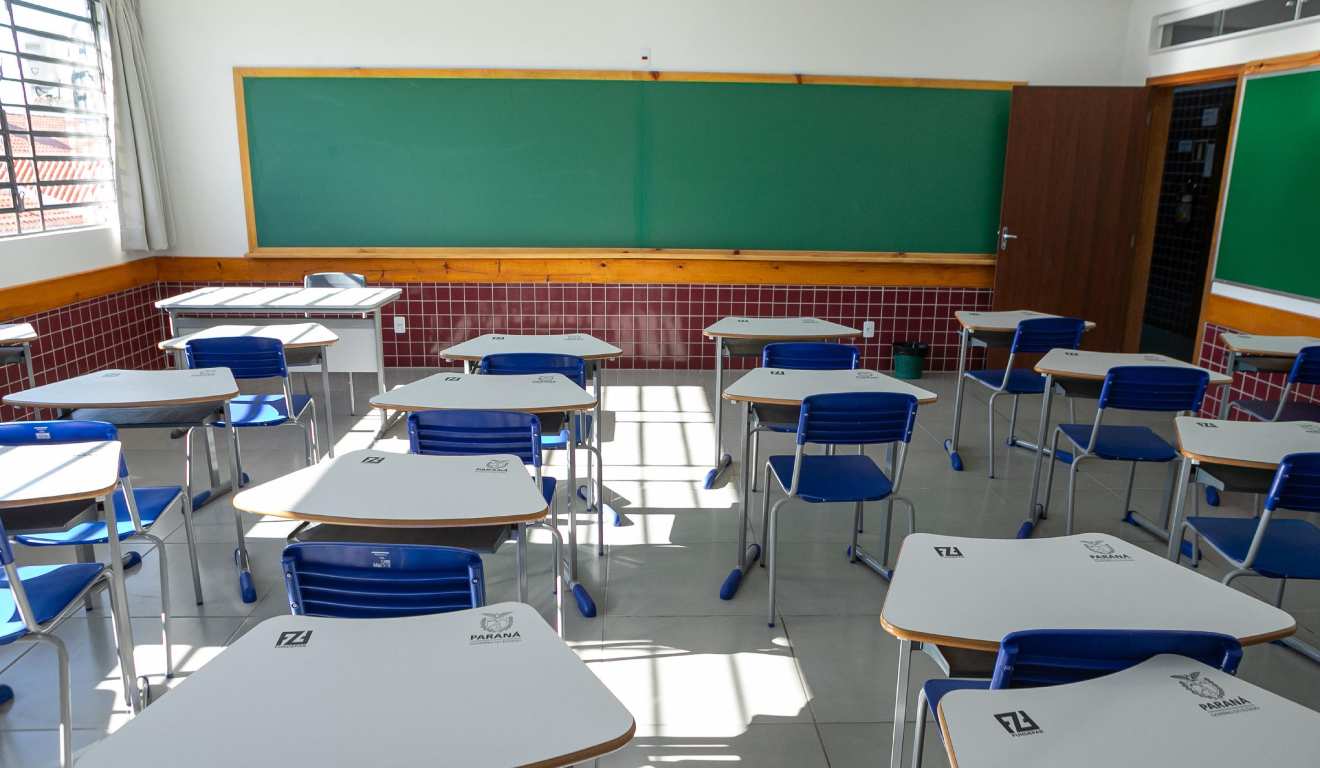 Sala de aula com carteiras