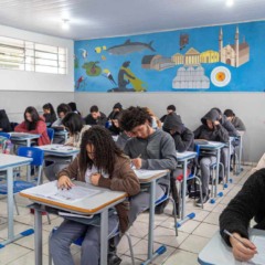 Alunos fazendo a Prova Paraná Mais em escola