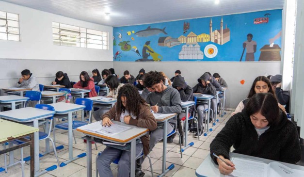 Alunos fazendo a Prova Paraná Mais em escola