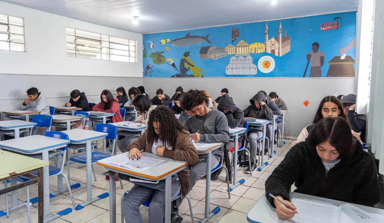 Alunos fazendo a Prova Paraná Mais em escola