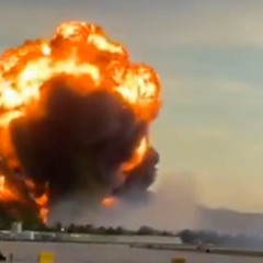 Explosão após queda de avião nos Estados Unidos