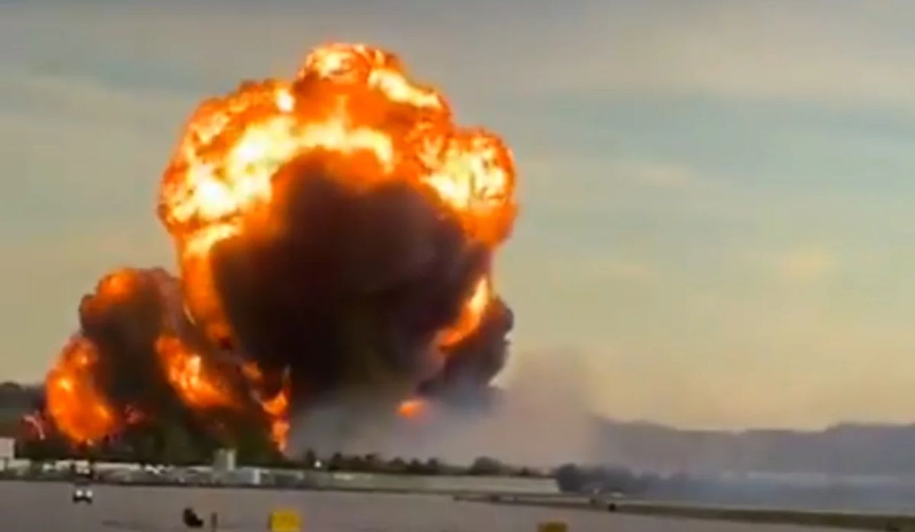 Explosão após queda de avião nos Estados Unidos