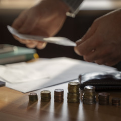 Produtor rural analisando normas sobre crédito agrícola e a Resolução CMN 5247, que impõe condições ilegais para renegociação de dívidas.