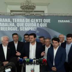 O governador do paraná ratinho júnior em coletiva de imprensa após tornado