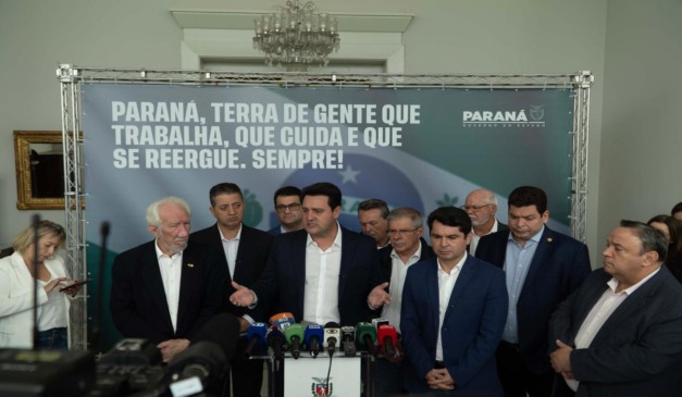 O governador do paraná ratinho júnior em coletiva de imprensa após tornado