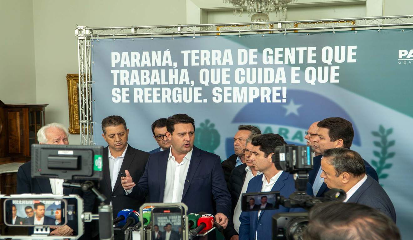 O governador do paraná ratinho júnior em coletiva de imprensa após tornado