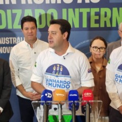 Governador Ratinho Júnior participa de evento do programa de intercâmbio de estudantes do Paraná ao lado de secretários de estado e do presidente da Assembleia Legislativa, Alexandre Curi.