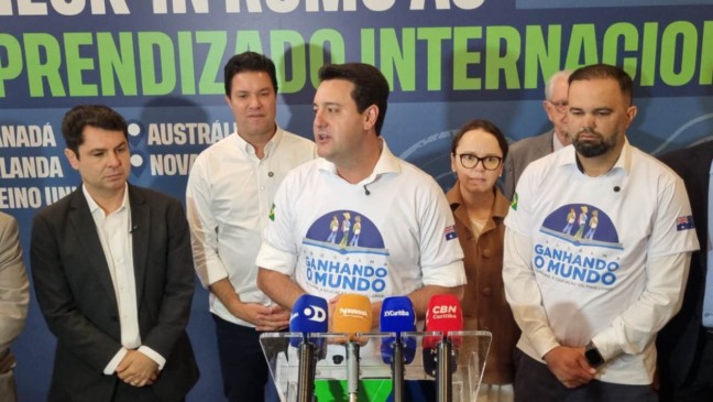 Governador Ratinho Júnior participa de evento do programa de intercâmbio de estudantes do Paraná ao lado de secretários de estado e do presidente da Assembleia Legislativa, Alexandre Curi.