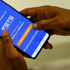 pessoa segurando um celular com o aplicativo do FGTS
