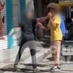 Jovem dando soco em Renato Freitas durante briga