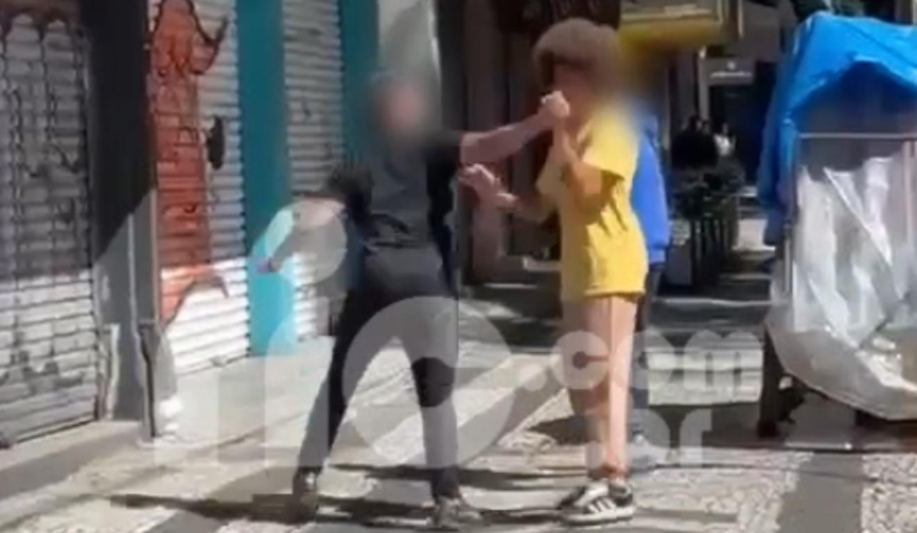 Jovem dando soco em Renato Freitas durante briga