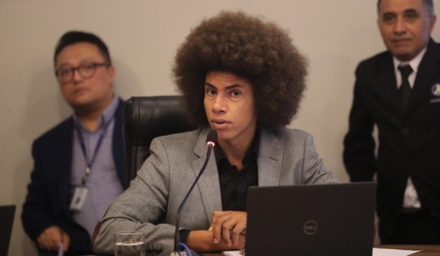 Deputado estadual Renato Freitas (PT) em sessão da CCJ da Assembleia Legislativa do Paraná.