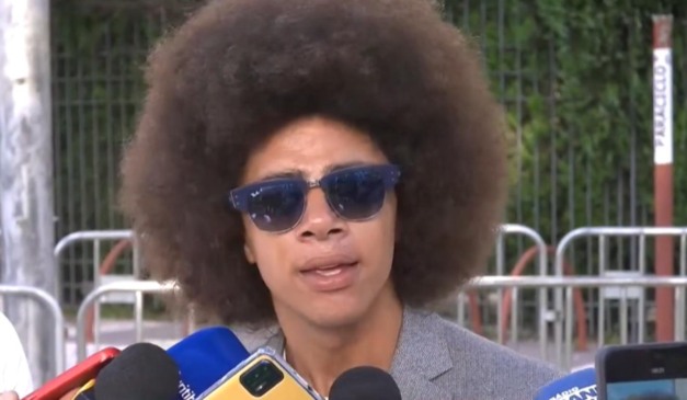 Renato Freitas dando entrevista coletiva