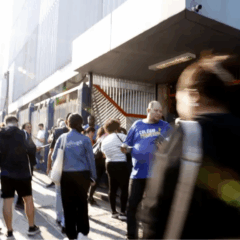 Veja os resultados do CNU 2025. Na imagem, vemos candidatos entrando no local de prova do concurso.