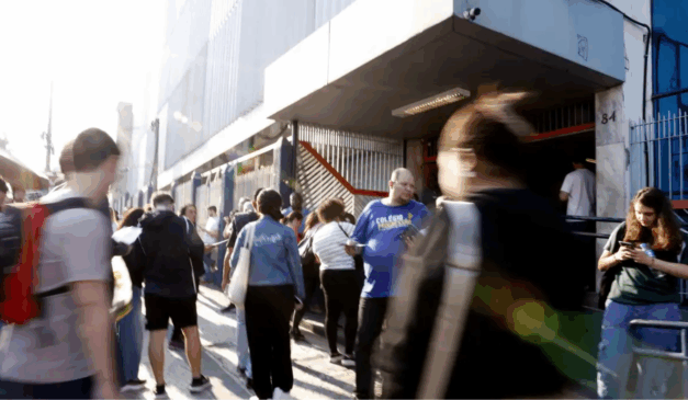 Veja os resultados do CNU 2025. Na imagem, vemos candidatos entrando no local de prova do concurso.