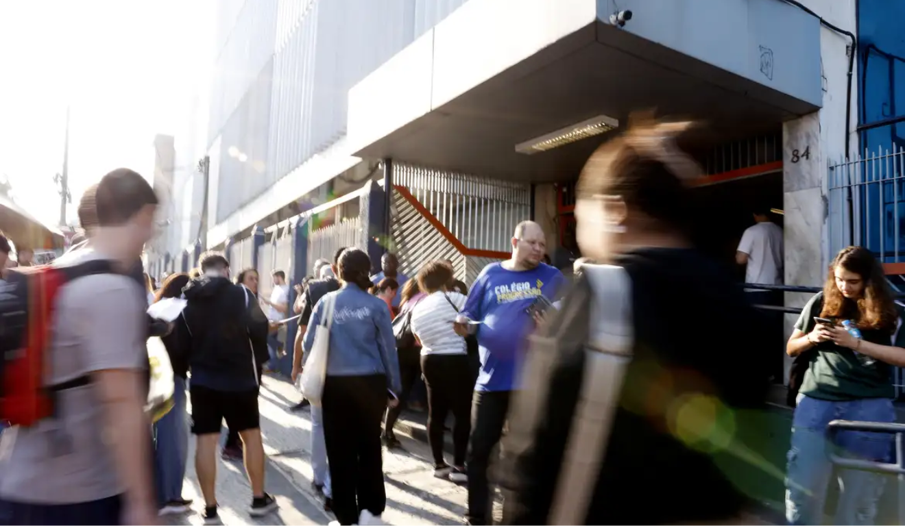 Veja os resultados do CNU 2025. Na imagem, vemos candidatos entrando no local de prova do concurso.