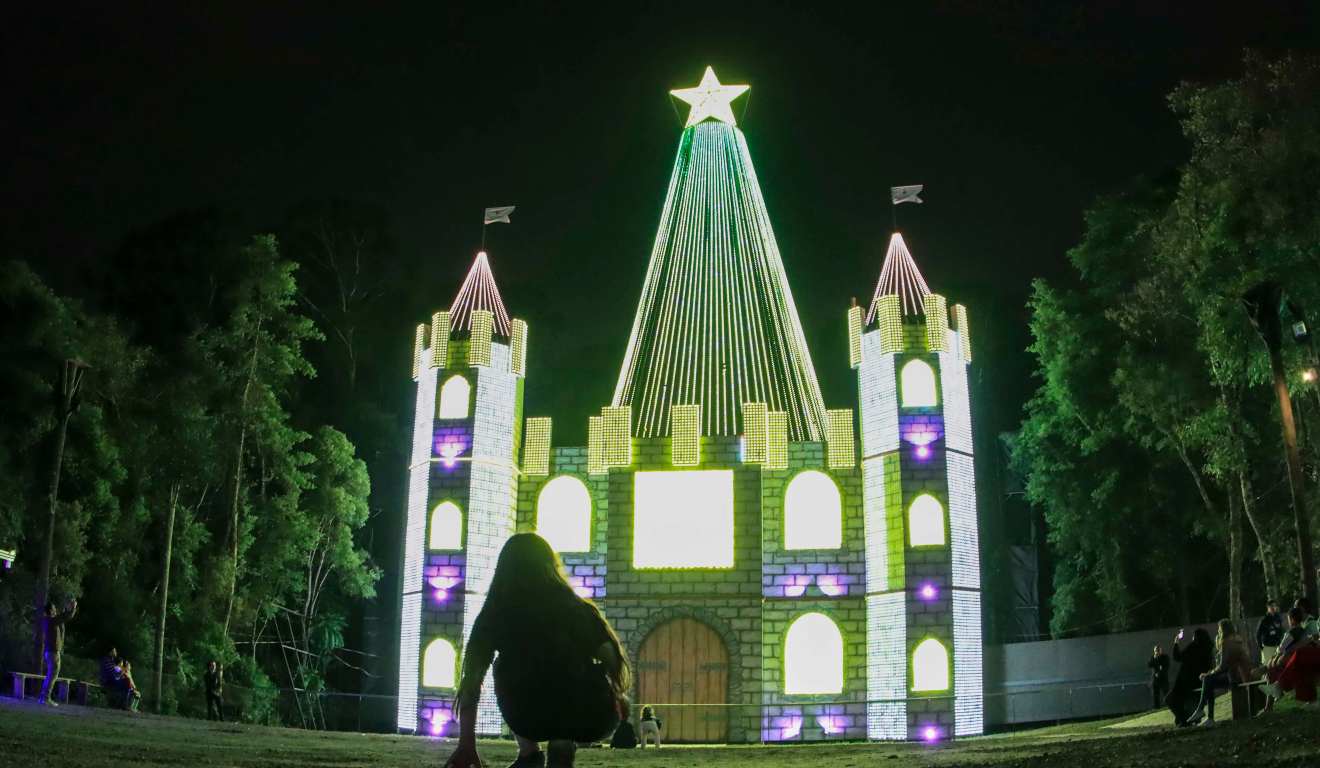 Castelo na Rua Iluminada da Família Moletta