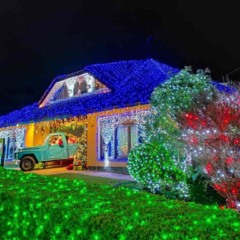 Casa decorada com enfeites natalinos na Rua Iluminada da Família Moletta
