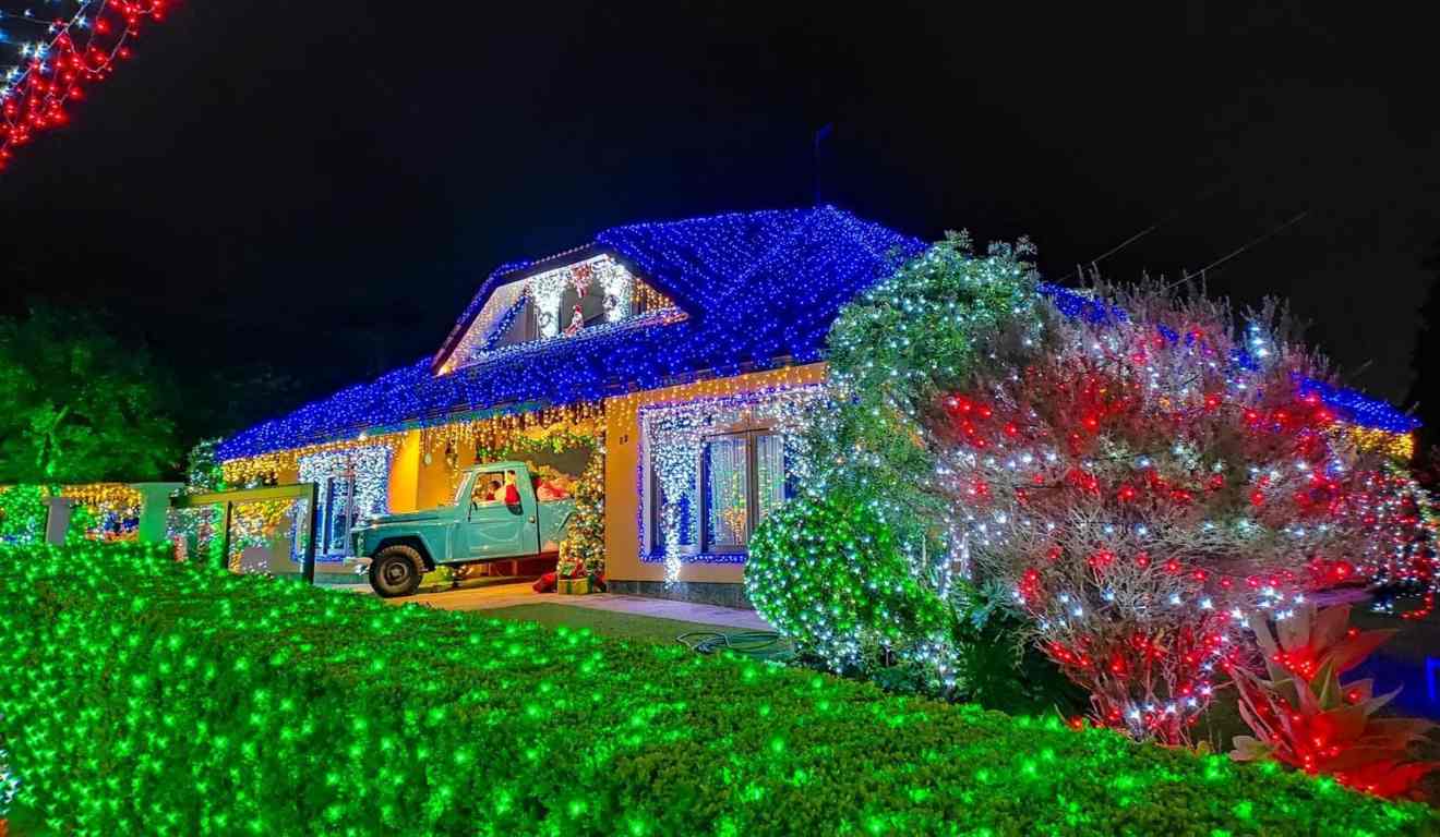 Casa decorada com enfeites natalinos na Rua Iluminada da Família Moletta