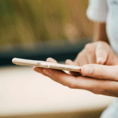 mulher mexendo no celular