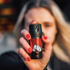 Mulher segura spray de pimenta