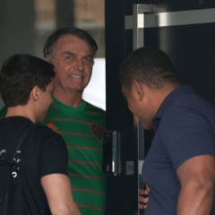 Bolsonaro preso em casa