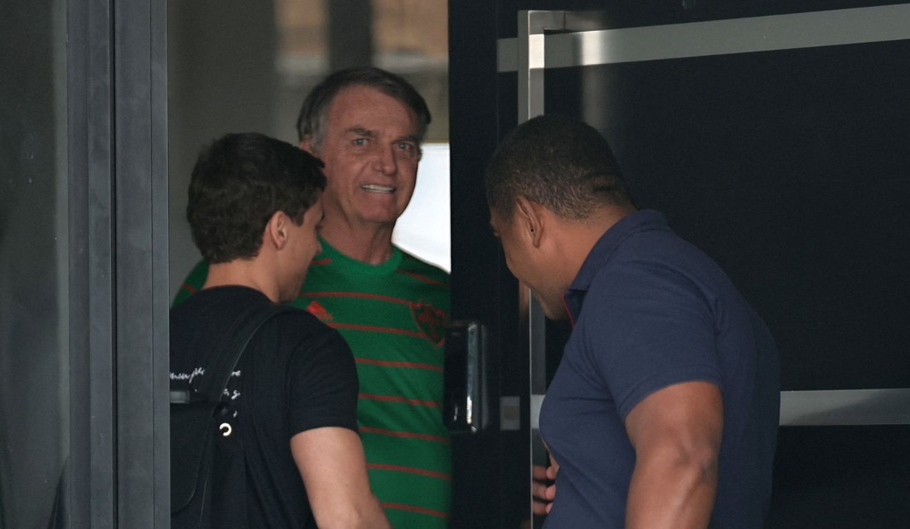 Bolsonaro preso em casa