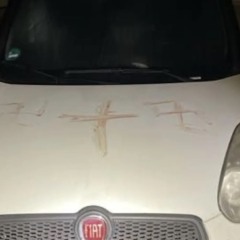 carro vandalizado com suástica nazista escrita com sangue humano