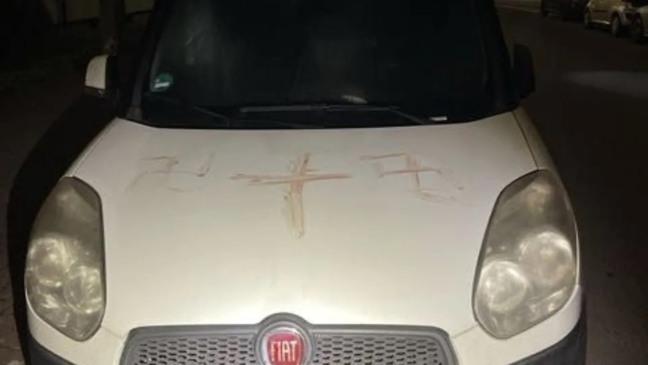 carro vandalizado com suástica nazista escrita com sangue humano