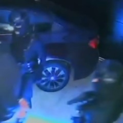 Momento em que suspeito se passam por agentes do gaeco e sequestram homem