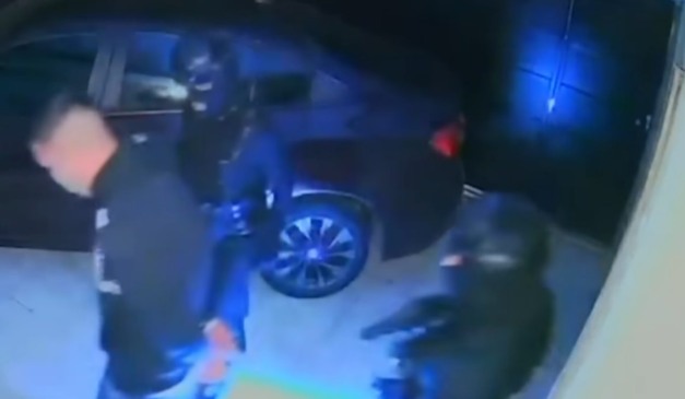 Momento em que suspeito se passam por agentes do gaeco e sequestram homem