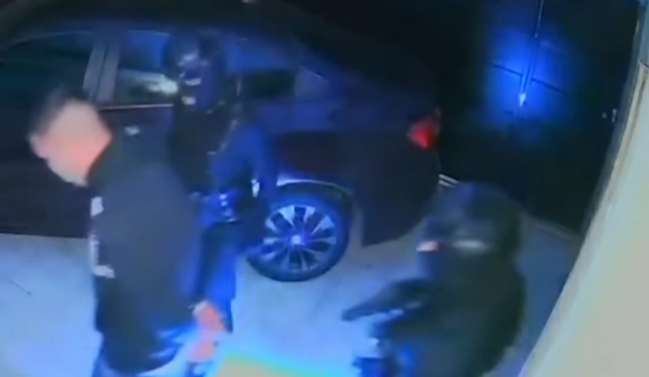 Momento em que suspeito se passam por agentes do gaeco e sequestram homem