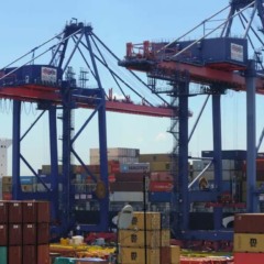 Contêineres em porto