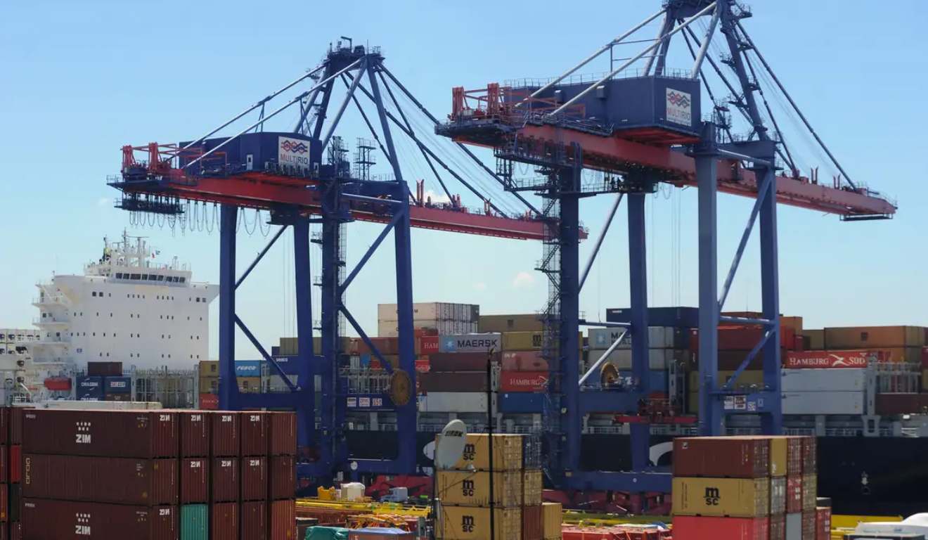 Contêineres em porto