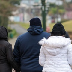pessoas de jaqueta para ilustrar o alerta amarelo para temperaturas baixas no paraná