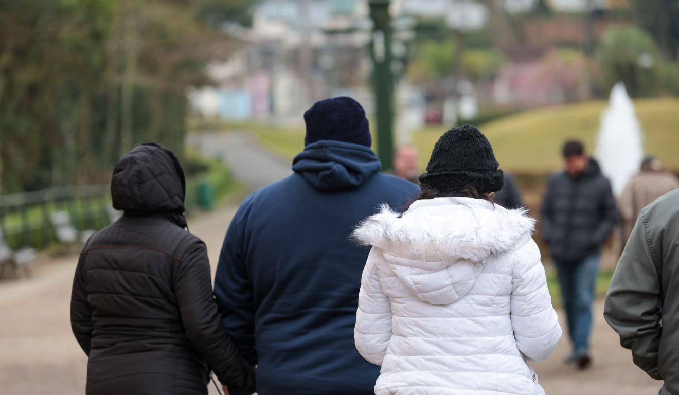 pessoas de jaqueta para ilustrar o alerta amarelo para temperaturas baixas no paraná