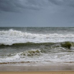 Mar revolto por causa do mau tempo ilustra passagem de tornado pelo litoral do Paraná