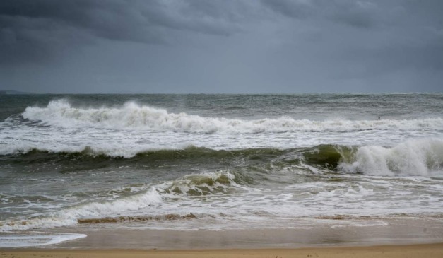 Mar revolto por causa do mau tempo ilustra passagem de tornado pelo litoral do Paraná