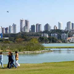 foto de pessoas andando no parque com sol para ilustrar o tempo no Paraná