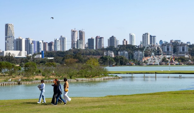 foto de pessoas andando no parque com sol para ilustrar o tempo no Paraná