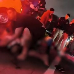 policiais militares socorrendo mulheres que foram atropeladas